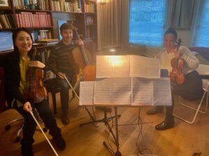 手前の楽譜はヴィオラ譜です。あまりにも複雑なのでスコアを見ながら演奏しました。